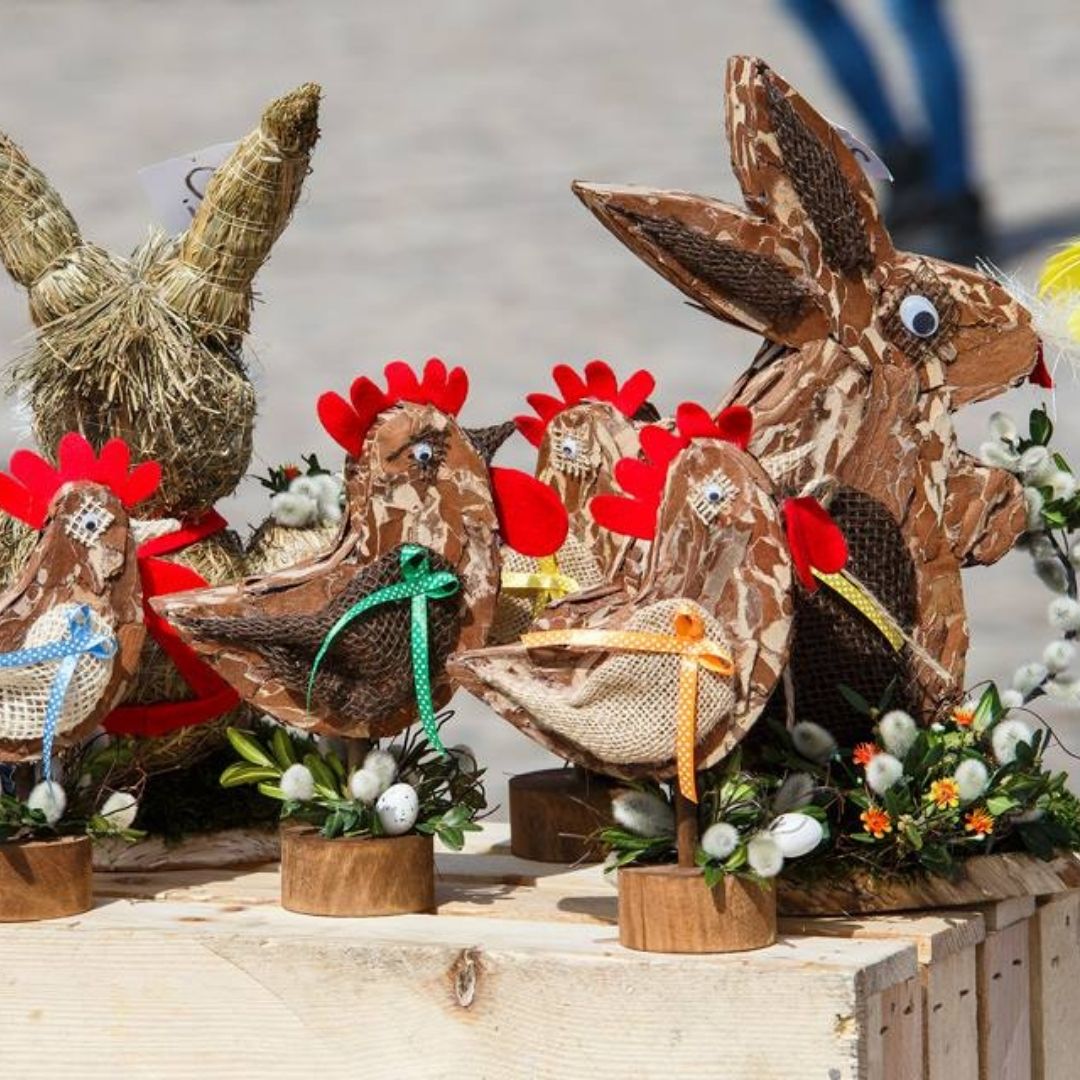 pani kupująca na stoisku z pieczywem